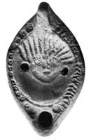 LMP-4056 - Lampe corinthienne tardive : Sol radiatus.
terre cuite
TPQ : 400 - TAQ : 500
Lampe oblongue à bec incorporé dans le réservoir; disque décoré d'un buste de Sol radiatus; anse non percée; épaule décorée d'arrêtes de poisson à droite, d'oves imprimées à gauche.