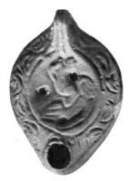 LMP-4059 - Lampe Loeschcke VIII tardive : scène érotique
terre cuite
TPQ : 400 - TAQ : 500
Lampe ovoïde à bec incorporé; disque décoré d'une scène érotique (femme accroupie sur un homme, dans un lit); anse percée; épaule ornée de motifs ondoyants.