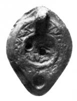 LMP-4060 - Lampe Loeschcke VIII tardive : Lion couché
terre cuite
TPQ : 400 - TAQ : 500
Lampe ovoïde à bec incorporé; disque décoré d'un lion couché à droite; anse percée; épaule ornée de pampres de vigne.