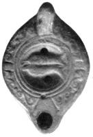 LMP-4063 - Lampe Loeschcke VIII : Poissons
terre cuite
TPQ : 450 - TAQ : 500
Lampe ovoïde à bec incorporé; disque décoré de deux poissons à gauche; anse non percée; épaule avec deux ergots et ornée de volutes