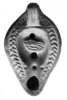 LMP-4064 - Lampe corinthienne tardive : motif indéterminé
terre cuite
TPQ : 450 - TAQ : 500
Lampe ovoïdale; disque décoré d'un motif non définissable (poisson?); anse non  percée; épaule ornée d'arrêtes de poisson, bec devancé par un petit canal.