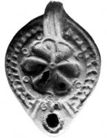 LMP-4067 - Lampe Loeschcke VIII tardive : Rosette
terre cuite
TPQ : 400 - TAQ : 500
Lampe ovoïde à bec incorporé; disque décoré d'une rosette anse percée; épaule ornée d'arrêtes de poisson.