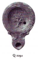 LMP-41001 - Lampe Loeschcke IV : Arbre
terre cuite
TPQ : 40 - TAQ : 100
Lampe à volutes et bec en ogive. Médaillon décoré d'un arbre.