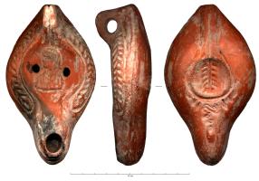 LMP-41042 - Lampe Hayes I : Buste
terre cuite
TPQ : 375 - TAQ : 500
Lampe piriforme, à anse verticale et bec étiré; bordure de palmes encadrant un médaillon moulé, figurant un buste à gauche; au revers, fond circulaire marqué d'une palme estampée.