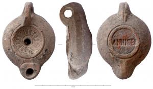 LMP-41044 - Lampe à bec cordiforme : Rosette, ANNISER
terre cuite
TPQ : 175 - TAQ : 250
Lampe moulée, à anse percée, réservoir biconvexe; bandeau  sans décor penché vers l'extérieur . Réservoir limité par deux sillons concentriques, orné d'une rosette à 17 pétales.  Bec rond à tendance cordiforme.  Base annulaire limitée par deux sillons, portant la marque en creux ANNISER.