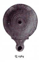 LMP-41054 - Lampe Loeschcke IV : décor radial
terre cuite
TPQ : 1 - TAQ : 100
Lampe à bec à volutes. Médaillon orné de cercles concentriques et d'une couronne de fines incisions radiales ; trou d'évent central.