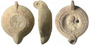 LMP-4105 - Lampe corinthienne, Athéna
terre cuite
TPQ : 180 - TAQ : 300
Lampe moulée, anse verticale percée à trois sillons sur la tranche. Bandeau orné de deux palmes ascendantes coupées sur l'axe horizontal par deux panneaux rectangulaires. Le disque portant le buste d'Athéna à gauche est limité par deux fins bourrelets. Bec arrondi limité par un trapèze; petite base plate limitée par un sillon, avec une marque illisible, en creux.