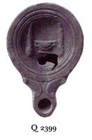 LMP-41067 - Lampe Loeschcke IV : Massues d'Hercule, canthare
terre cuite
TPQ : 1 - TAQ : 50
Lampe à bec à volutes. Médaillon orné d'un canthare encadré de deux massues d'Hercule.