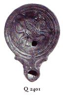 LMP-41068 - Lampe Loeschcke IV : Griffon
terre cuite
TPQ : 1 - TAQ : 50
Lampe à bec à volutes. Médaillon orné d'un griffon ailé, bondissant à droite.