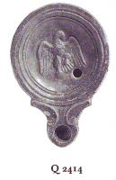 LMP-41071 - Lampe Loeschcke IV : Aigle
terre cuite
TPQ : 1 - TAQ : 100
Lampe à bec à volutes. Médaillon orné d'un aigle de face, aux ailes déployées.