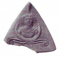 LMP-41079 - Réflecteur de lampe : Sol
terre cuite
TPQ : 40 - TAQ : 100
Réflecteur triangulaire orné du buste d'Hélios sur croissant de lune et volute.