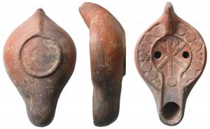 LMP-4107 - Lampe Hayes II : Chrisme
terre cuite
TPQ : 370 - TAQ : 600
Lampe moulée, à anse pleine, bec long à canal et réservoir oblong, un bourrelet entoure le disque et le bec. Décor : chrisme constantinien perlé à boucle du Rhô à droite sur le disque, reposant sur un fleuron Da26. Base circulaire à patère contenant deux cercles concentriques gravés. Décor de  fleurons sur le bandeau, à gauche: Da26, Da26, Da26, Fa4, Da26, Da26, La5, à droite: Da26, Da26, Da26, Fa4, Da26, Da26, Kb1.