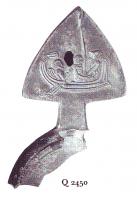 LMP-41080 - Lampe à réflecteur : Ulysse
terre cuite
TPQ : 1 - TAQ : 300
Lampe à réflecteur triangulaire, orné de d'une figuration d'Ulysse, attaché au mât de son bateau, avec deux compagnons comme marins.