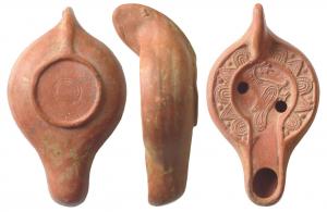 LMP-4108 - Lampe Hayes II : Colombe
terre cuite
TPQ : 370 - TAQ : 600
Lampe moulée, à anse pleine. Bec long à canal. Alternance de fleurons (Bussière D9 et L7a) sur le bandeau, colombe tenant un rameau d'olivier dans le bec sur le disque en cuvette. Base circulaire à patère contenant deux cercles concentriques gravés.