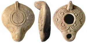 LMP-41094 - Lampe syro-palestinienne
terre cuite
TPQ : 350 - TAQ : 500
Anse verticale non percée. Réservoir circulaire de profil biconvexe. Bandeau décoré de quatre pétales composés de trois demi-cercles concentriques autour d'un globule et de trois globules. Grand trou d'alimentation cerné par un bourrelet. Bec cordiforme au méplat flanqué de deu cercles pointés. Base en patère à deux sillons rejoignant l'anse. Porte une palme gravée. Groupes de traits gravés en forme de flèche tout autour.