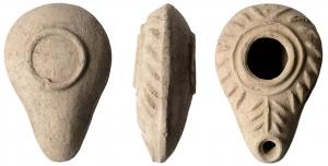 LMP-41096 - Lampe palestinienne au chandelier
terre cuite
TPQ : 300 - TAQ : 600
Sans anse. Réservoir piriforme de profil biconvexe. Bandeau au décor rayonnant de côtes en relief. Grand trou d'alimentation entouré d'une gouttière entre deux bourrelets.  Trou de mèche cerné par un bourrelet, une palme sur le bec. Base circulaire limitée par un bourrelet.