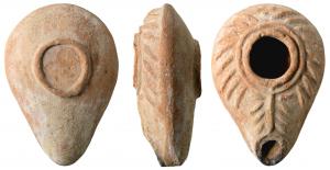 LMP-41097 - lampe palestinienne au chandelier
terre cuite
TPQ : 300 - TAQ : 600
Sans anse. Réservoir piriforme de profil biconvexe. Bandeau au décor rayonnant de côtes en relief. Grand trou d'alimentation entouré de deux bourrelets.  Trou de mèche cerné par un bourrelet, une palme sur le bec. Base circulaire limitée par un bourrelet.