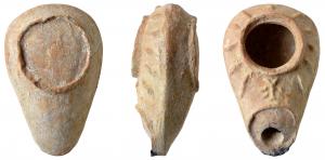 LMP-41098 - lampe palestinienne au chandelier
terre cuite
TPQ : 300 - TAQ : 500
Sans anse. Réservoir piriforme de profil biconvexe. Bandeau au décor de côtes rayonnantes. Grand trou d'alimentation entouré d'un bourrelet.  Trou de mèche souligné largement par un bourrelet, une petite palme stylisée sur le bec. Base circulaire limitée par un bourrelet.