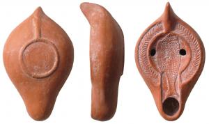 LMP-4109 - Lampe Hayes II : Poisson
terre cuite
TPQ : 370 - TAQ : 600
Lampe moulée, à anse pleine et bec long à canal. Bandeau, décoré de deux palmes ascendantes Sur le disque et le canal poisson  à droite, posé verticalement. Base circulaire à patère contenant deux cercles concentriques gravés.