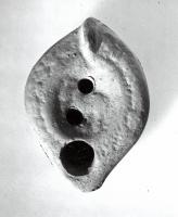 LMP-41128 - Lampe Loeschcke VIII Cheval 
terre cuite
TPQ : 300 - TAQ : 450
Lampe ronde court bec. Points en relief sur l'épaule. Médaillon orné d'une cheval.