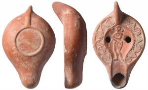 LMP-4113 - Lampe Hayes II : Vénus / Eve
terre cuite
TPQ : 370 - TAQ : 600
Lampe moulée, à anse pleine et bec long à canal. Traces d'utilisation. Bandeau décoré d'une suite de fleurons (Bussière 2007, E2a et D10) Sur le disque, Vénus / Eve pudique à gauche. Base circulaire en patère sans marque.