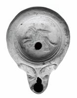 LMP-41141 - Lampe Loeschcke IV : Griffon 
terre cuite
TPQ : 40 - TAQ : 100
Lampe ronde à bec en ogive à volutes double. Médaillon orné d'un griffon.