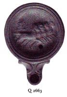 LMP-41172 - Lampe Loeschcke IV : Quadrige
terre cuite
TPQ : 70 - TAQ : 100
Lampe ronde à bec à volutes avec terminaison en ogive. Médaillon décoré d'un quadrige.