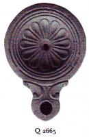 LMP-41174 - Lampe Loeschcke IV : Rosette
terre cuite
TPQ : 70 - TAQ : 100
Lampe ronde à bec à volutes avec terminaison en ogive. Médaillon décoré d'une rosette à 12 pétales.