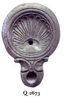 LMP-41178 - Lampe Loeschcke IV : Coquillage
terre cuite
TPQ : 80 - TAQ : 120
Lampe ronde à bec à volutes avec terminaison en ogive. Médaillon décoré d'une valve de coquillage.