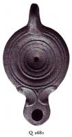 LMP-41181 - Lampe Loeschcke IV : Cercles
terre cuite
TPQ : 70 - TAQ : 120
Lampe ronde à bec à volutes avec terminaison en ogive. Médaillon décoré de cercles concentriques.