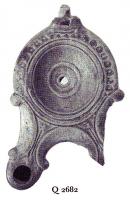 LMP-41182 - Lampe Loeschcke III à deux becs
terre cuite
TPQ : 70 - TAQ : 100
Lampe ronde à double bec à volutes avec terminaison en ogive. Médaillon vierge. Anse plastique perdue.