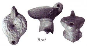 LMP-41206 - Lampe Loeschcke VIII partie d'un ensemble plastique
terre cuite
TPQ : 70 - TAQ : 120
Lampe à bec rond délimité par un trait horiziontal. Médaillon décoré d'une rosette, épaule ornée de feuilles. Lampe partie d'un ensemble pastique perdu : restes du piédestal visibles.