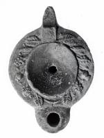 LMP-41218 - Lampe Loeschcke VIII
terre cuite
TPQ : 100 - TAQ : 190
Lampe à large bec rond délimité par un trait horizontal. Médaillon vierge; épaule ornée de feuilles et de fruits. Anse percée.