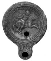 LMP-4126 - Lampe Loeschcke IV syro-palestinienne : cavalier
terre cuite
TPQ : 1 - TAQ : 100
Lampe à bec à volutes. Médaillon décoré d'un cavalier regardant vers l'arrière, à droite.