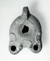 LMP-41298 - Lampe Loeschcke III
terre cuite
TPQ : 50 - TAQ : 100
Lampe à double long bec en ogive à volutes. Médaillon vierge.