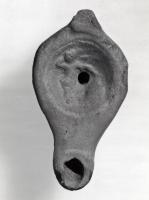 LMP-41300 - Lampe Bailey H : Eros
terre cuite
TPQ : 50 - TAQ : 100
Lampe à double long bec en ogive à volutes. Médaillon décoré d'un Eros avec torche vers un autel. Partie d'un ensemble céramique.