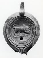 LMP-41305 - Lampe Loeschcke V Taureau
terre cuite
TPQ : 90 - TAQ : 120
Lampe à bec court à volutes. Médaillon décoré d'un taureau.