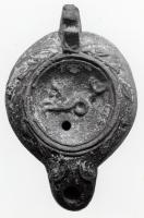 LMP-41307 - Lampe Loeschcke V Hyppocampe
terre cuite
TPQ : 90 - TAQ : 120
Lampe à bec court à volutes. Médaillon décoré d'un hyppocampe, épaule ornée d'une couronne de myrthe.