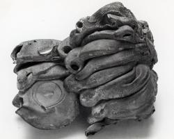 LMP-41308 - Lampe Loeschcke VIII (rebut de 24 lampes)
terre cuite
TPQ : 90 - TAQ : 120
Rebut de potier : mauvaise cuisson résultant en 24 lampes collées et déformées, de forme à bec rond et court, avec médaillon vierge.