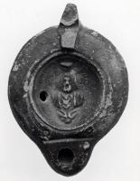LMP-41316 - Lampe Loeschcke VIII : Sarapis
terre cuite
TPQ : 60 - TAQ : 100
Lampe à bec court défini par un trait horizontal. Médaillon décoré d'un buste de Sarapis de face.