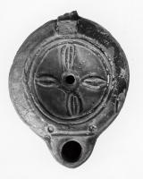 LMP-41317 - Lampe Loeschcke VIII Rosette
terre cuite
TPQ : 60 - TAQ : 100
Lampe à bec court défini par un trait horizontal et deux points imprimés. Médaillon décoré d'une rosette à 4 pétales.