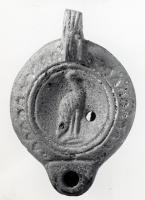 LMP-41320 - Lampe Loeschcke VIII : Héron
terre cuite
TPQ : 90 - TAQ : 150
Lampe à bec court défini par un trait horizontal. Médaillon décoré d'un héron. Epaule décorée de demi-oves imprimées.