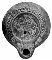 LMP-4135 - Lampe syro-palestinienne Loeschcke VIII
terre cuite
TPQ : 100 - TAQ : 280
Lampe à bec rond. Médaillon décoré de Mercure se dirigeant vers la gauche, tenant d'une main le caducée et de l'autre une bourse, épaule ornée de volutes complètes surmontant le bec bec et de demi-oves sur le reste.