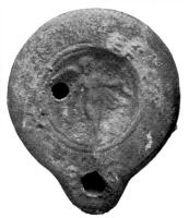 LMP-4137 - Lampe syro-palestinienne Loeschcke VIII
terre cuite
TPQ : 100 - TAQ : 280
Lampe à bec rond. Médaillon décoré d'Eros de face.