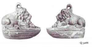 LMP-41426 - Lampe plastique : Lion
terre cuite
TPQ : 225 - TAQ : 275
Lampe en forme ovale sur laquelle se tient un lion, serrant entre ses antérieures une tête d'animal (chèvre ?). Sur la crinière, petite anse-boucle de suspension.