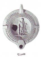 LMP-41428 - Lampe Loeschcke VIII : Hercule PREIMOU
terre cuite
TPQ : 150 - TAQ : 250
Lampe ronde à bec rond défini par deux traits obliques. Médaillon décoré d'Hercule debout, tenant la peau de lion et s'appuyant sur sa massue. Deux tenons en bas relief sur l'épaule, décorée de demi-oves. Marque PREIMOU en relief sur la base.