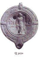 LMP-41430 - Lampe Loeschcke VIII : Vénus ELPIDEPHOROU
terre cuite
TPQ : 150 - TAQ : 250
Lampe ronde à bec rond défini par deux traits obliques. Médaillon décoré de Vénus de dos, entre deux autels: celui de gauche est orné des trois grâces tandis que celui de droite supporte un bol et un bouquet de fleurs. Deux tenons en bas relief sur l'épaule, décorée d'entrelacs géométriques. Marque ELPIDEPHOROU en relief sur la base.