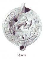 LMP-41431 - Lampe Loeschcke VIII : Lucius-âne PREIMOU
terre cuite
TPQ : 150 - TAQ : 250
Lampe ronde à bec rond défini par deux traits obliques. Médaillon décoré de Lucius-âne s'accouplant avec la matrone sur un lit; au dessous du lit, vaisselle et aliments. Deux tenons en bas relief sur l'épaule, décorée de motifs géométriques alternés. Marque PREIMOU en relief sur la base.