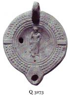 LMP-41433 - Lampe Loeschcke VIII : Asklepios PREIMOU
terre cuite
TPQ : 150 - TAQ : 250
Lampe ronde à bec rond défini par deux traits obliques. Médaillon décoré d'Asklépios debout. Deux tenons en bas relief sur l'épaule, décorée de trois rangées de points en relief. Marque PREIMOU en relief sur la base.