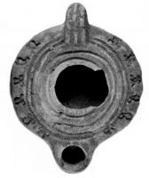 LMP-4143 - Lampe syro-palestinienne (type Loeschcke VIII tardif)
terre cuite
TPQ : 300 - TAQ : 400
Lampe de forme ronde et bec rond. Anse percée; épaule  décorée de motifs imprimés en forme de palmette.